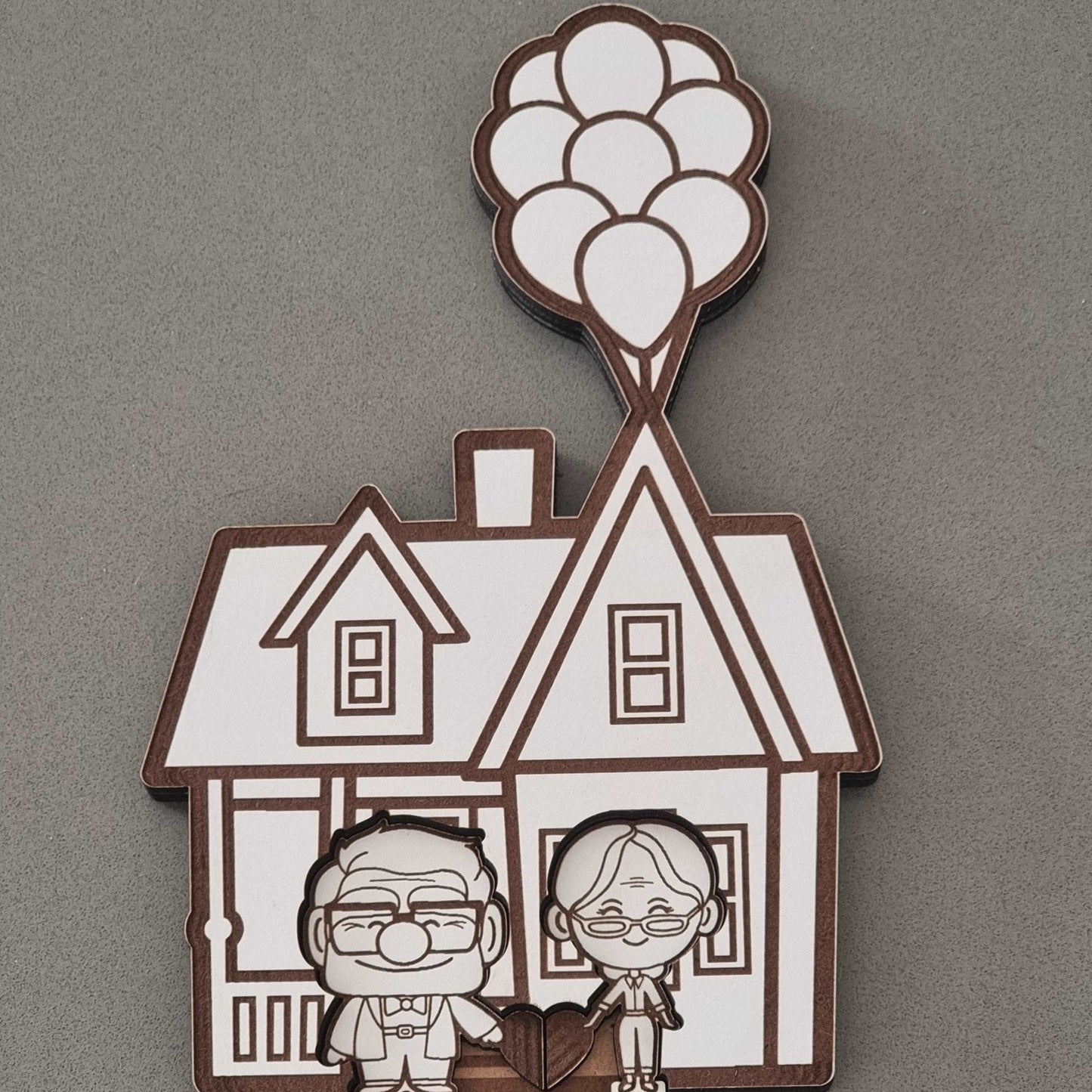 Cuelga llaves UP. Llaveros Carl y Ellie. Hecho en madera, versión blanca.