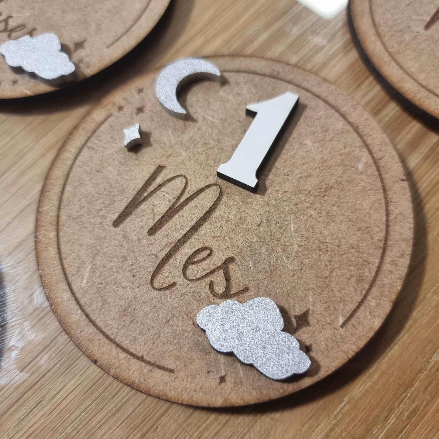 Cumplemeses con decoración de nubes y estrellas. Baby milestone