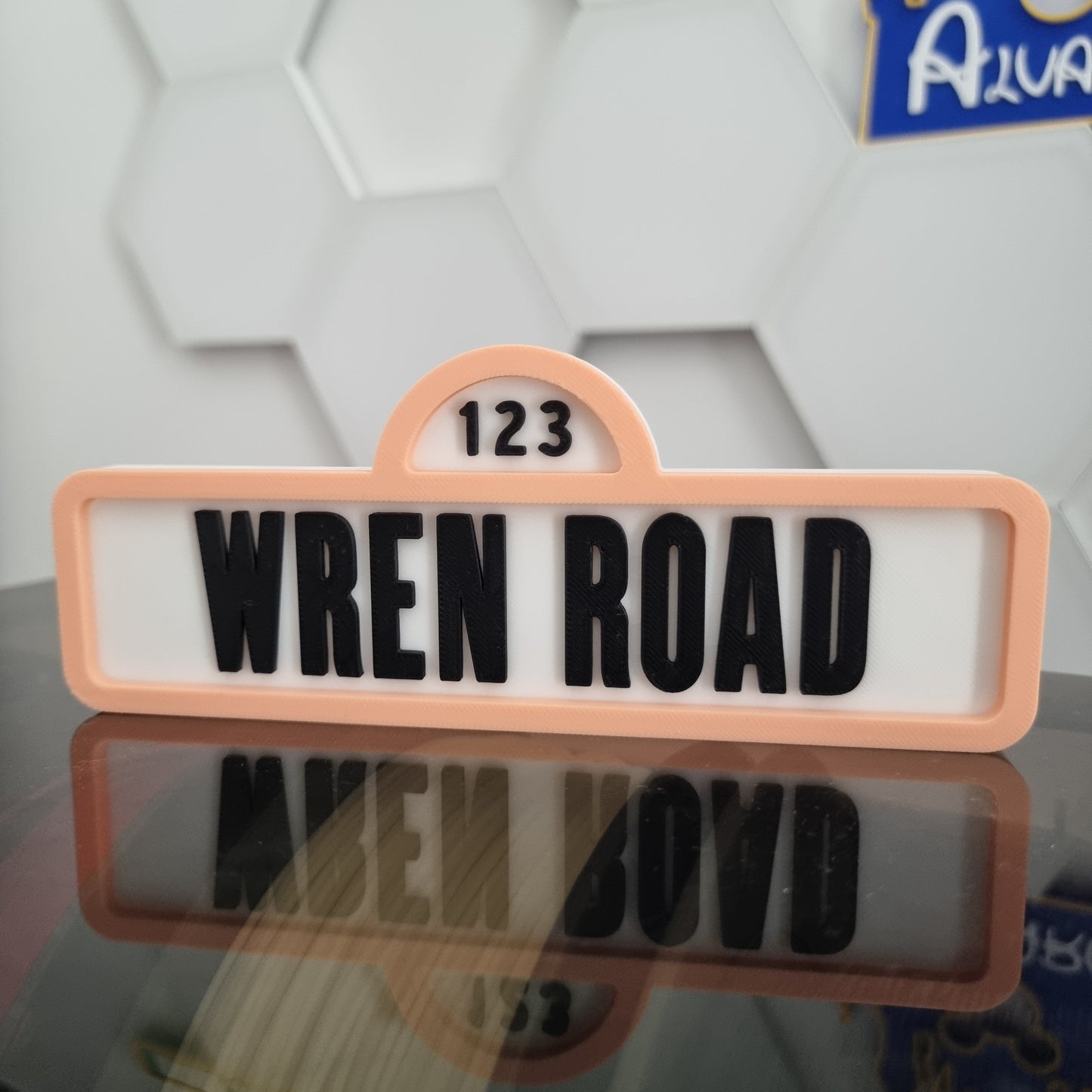 Letrero con diseño de Barrio Sésamo personalizado con nombre. Hecho en 3D con PLA.