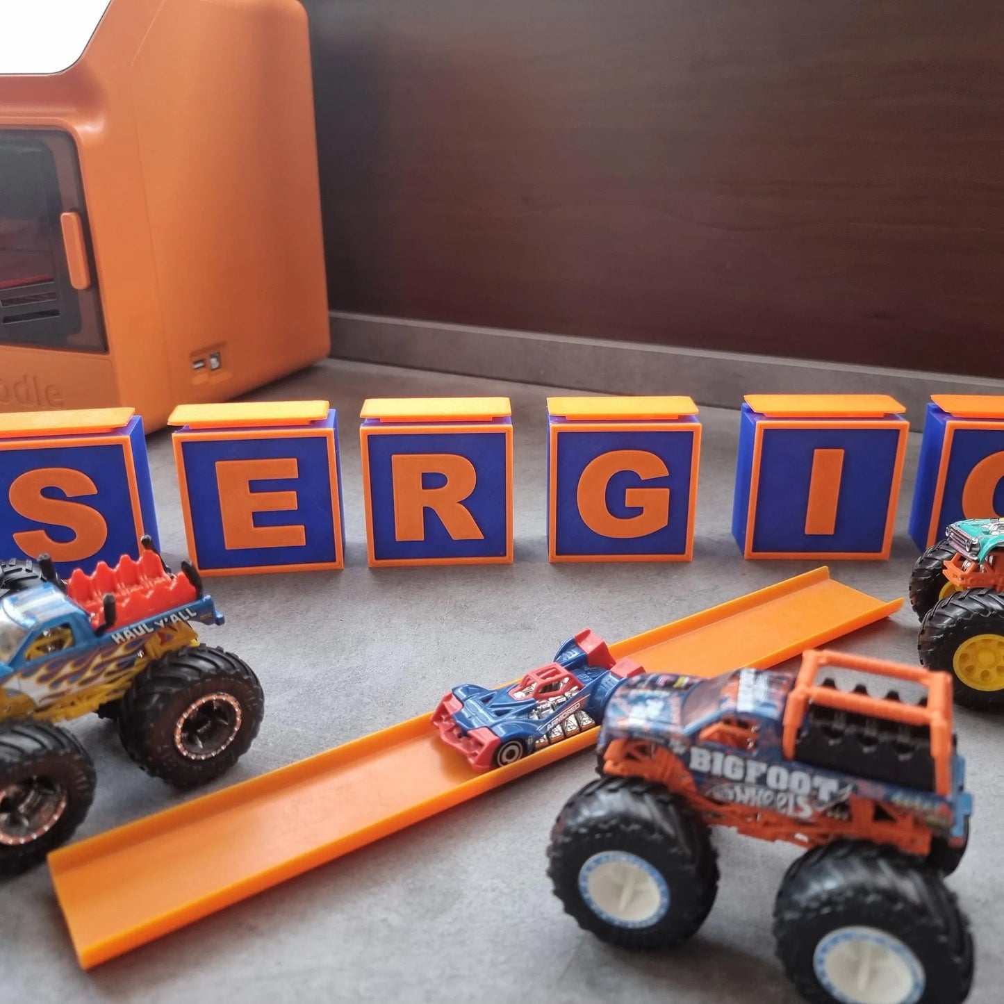 Bloques compatibles con pistas Hot Wheels. Personalizables con letras.