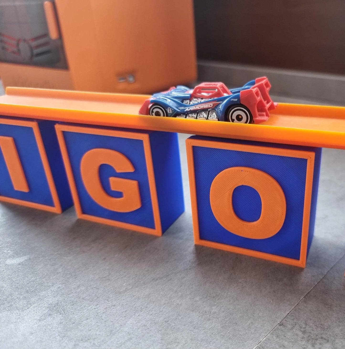 Bloques compatibles con pistas Hot Wheels. Personalizables con letras.