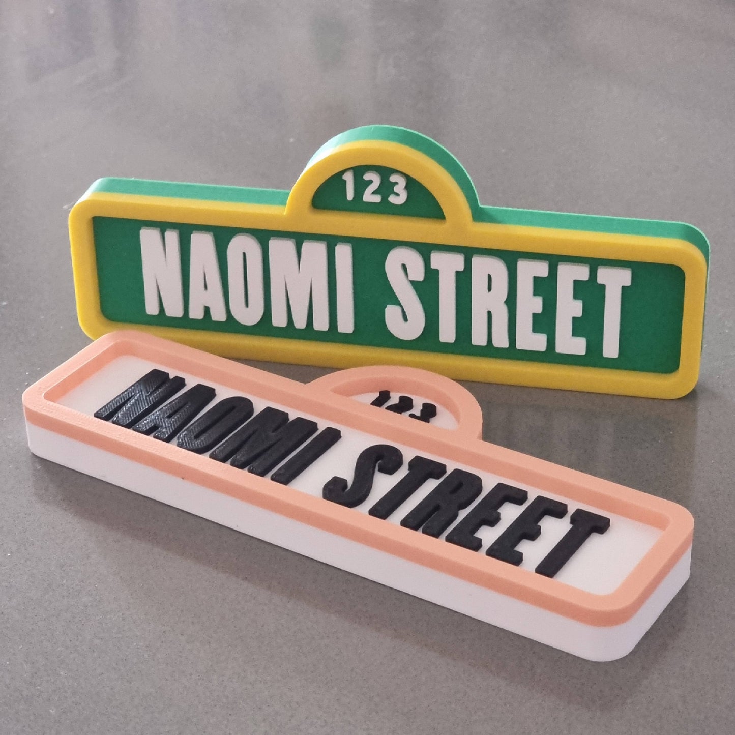 Letrero con diseño de Barrio Sésamo personalizado con nombre. Hecho en 3D con PLA.