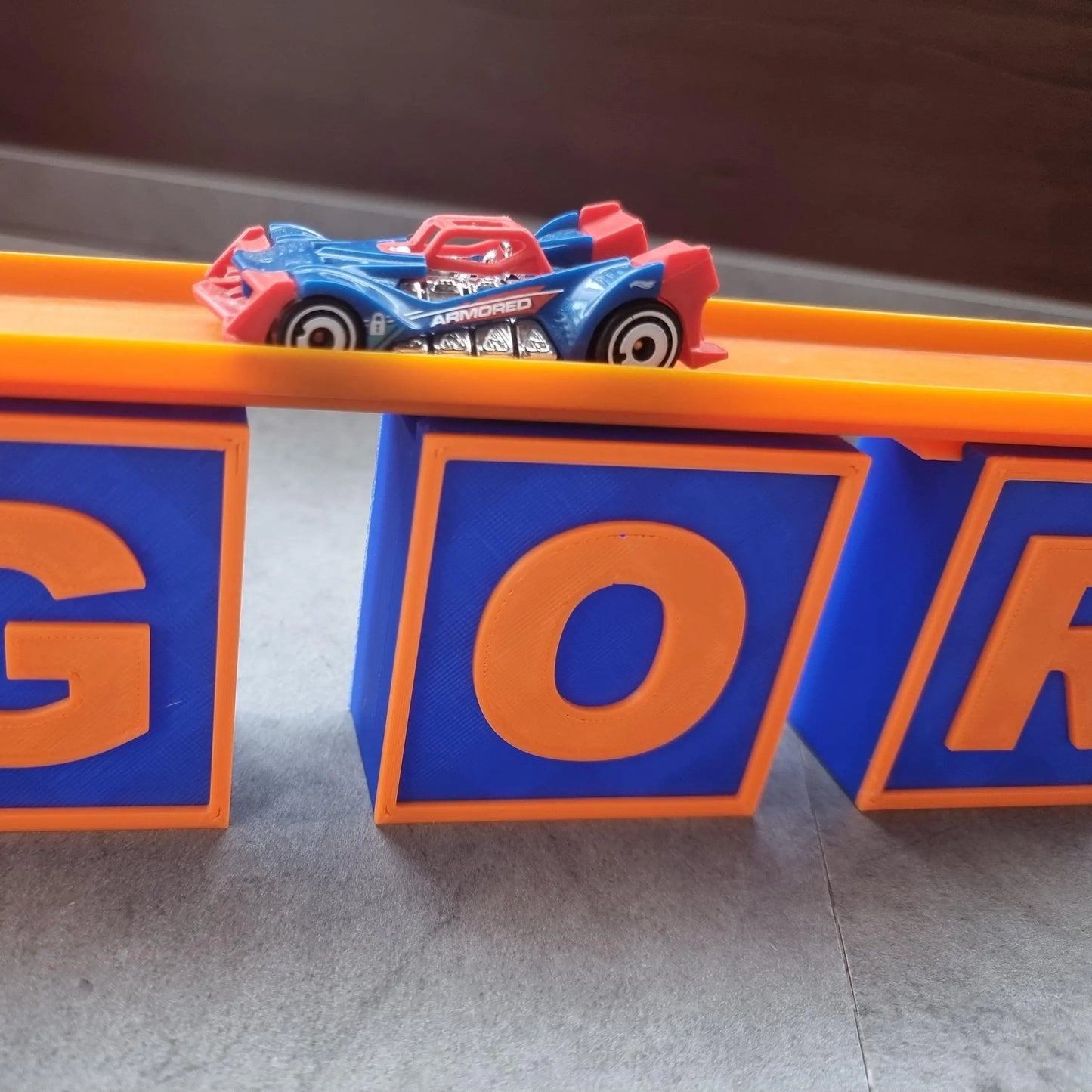Bloques compatibles con pistas Hot Wheels. Personalizables con letras.