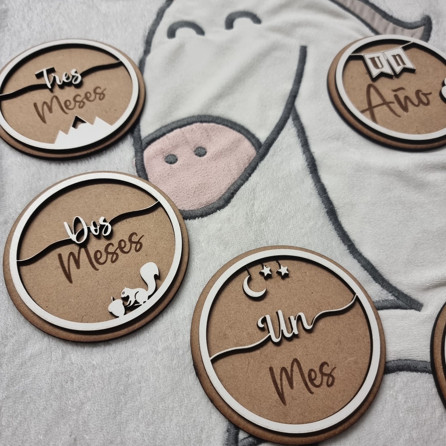 Cumplemeses de Bebé Personalizados - Hechos a Mano con Encantadores Animales