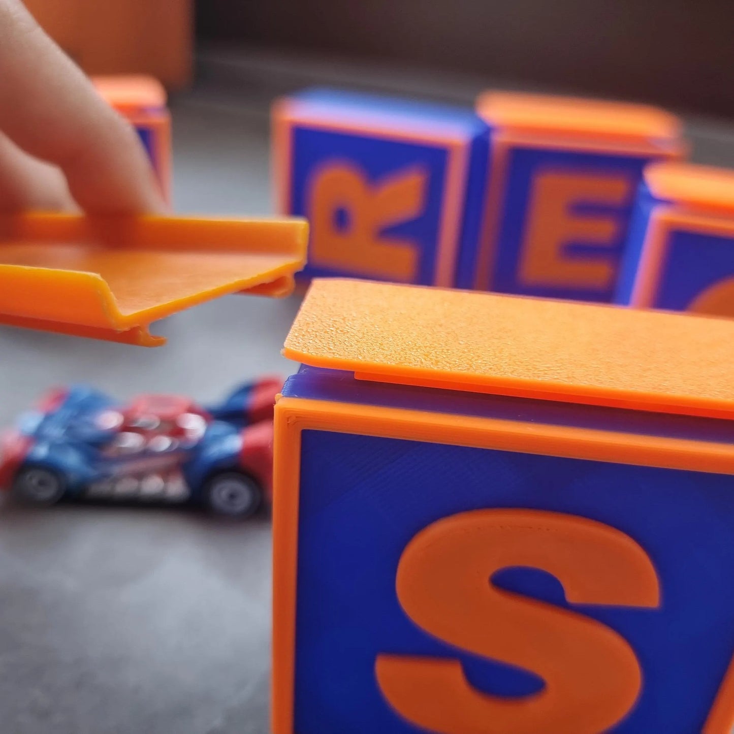Bloques compatibles con pistas Hot Wheels. Personalizables con letras.