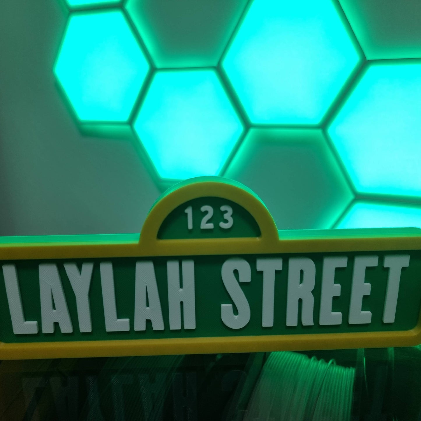 Letrero con diseño de Barrio Sésamo personalizado con nombre. Hecho en 3D con PLA.