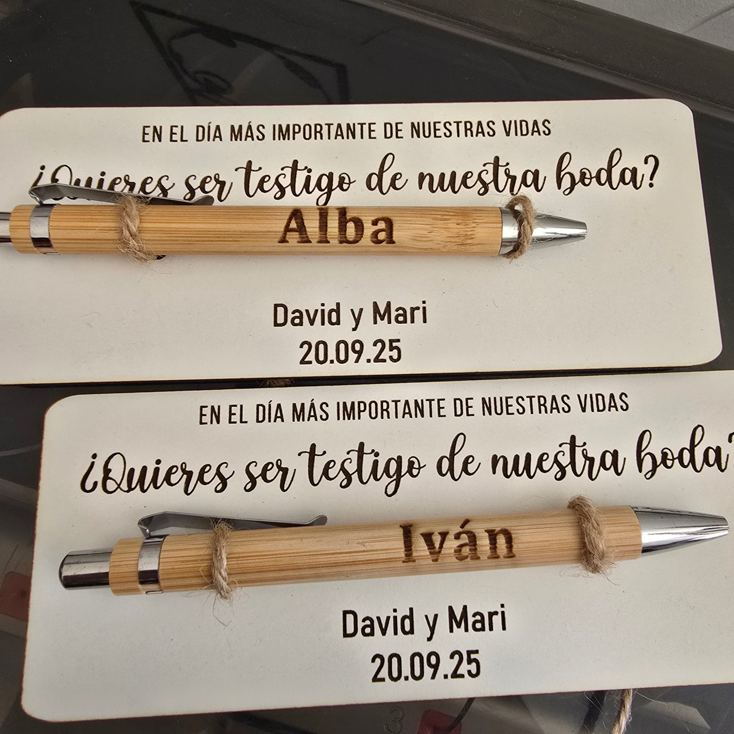 Bolígrafo personalizado con mensaje para testigos de boda – grabado en bambú