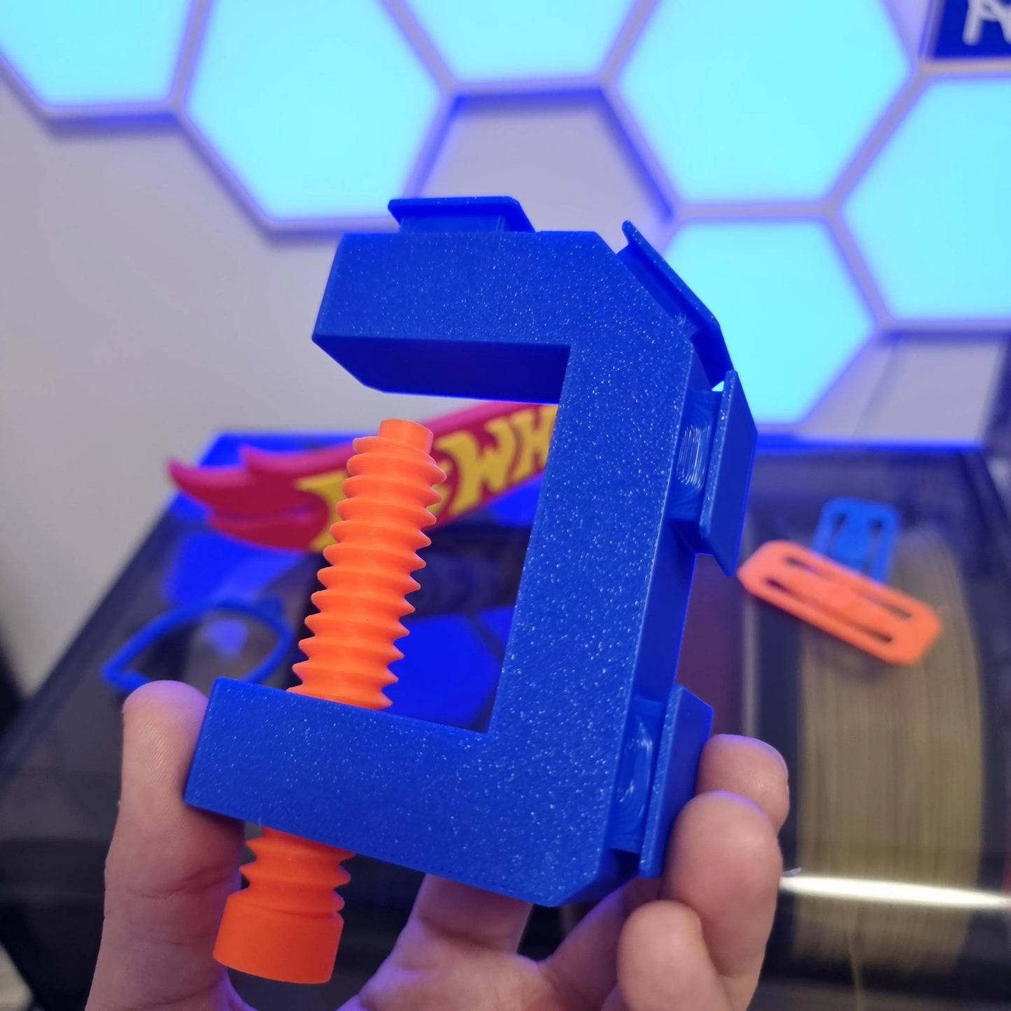 Pinza Universal para Pistas Hot Wheels. Compatible y Ajustable