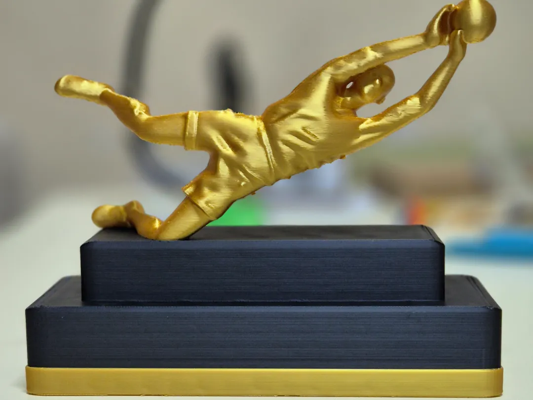 Trofeo Fútbol - Portero haciendo parada. Grabado láser en base personalizado.
