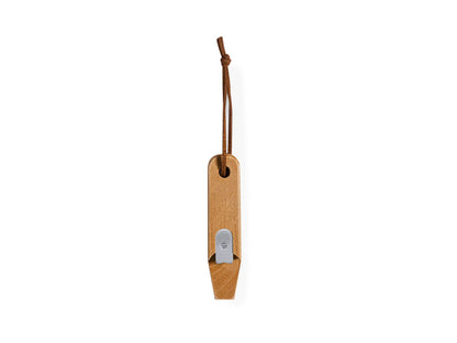 Abridor de botellas de madera con cordón