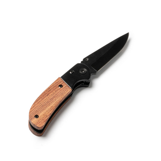 Navaja de hoja negra con mango de madera