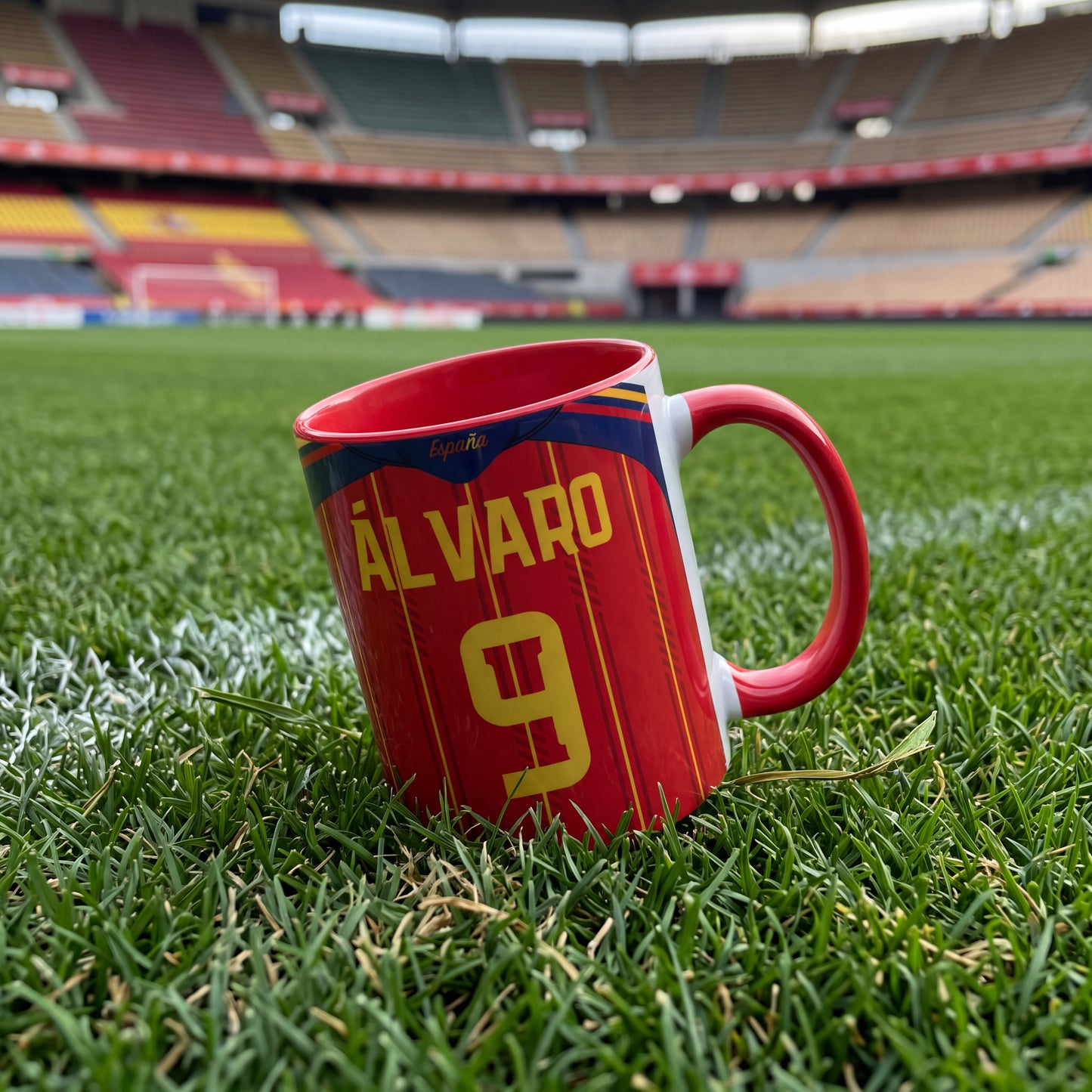 Taza Personalizada España Mundial 2026 - Camiseta de Fútbol con Nombre y Número (roja)