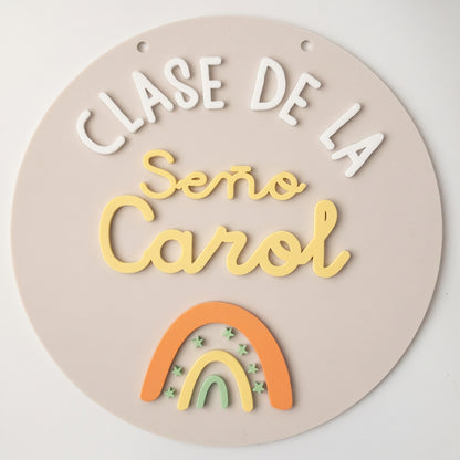 Cartel para Aula diseño Arco Iris - Nombre seño personalizado