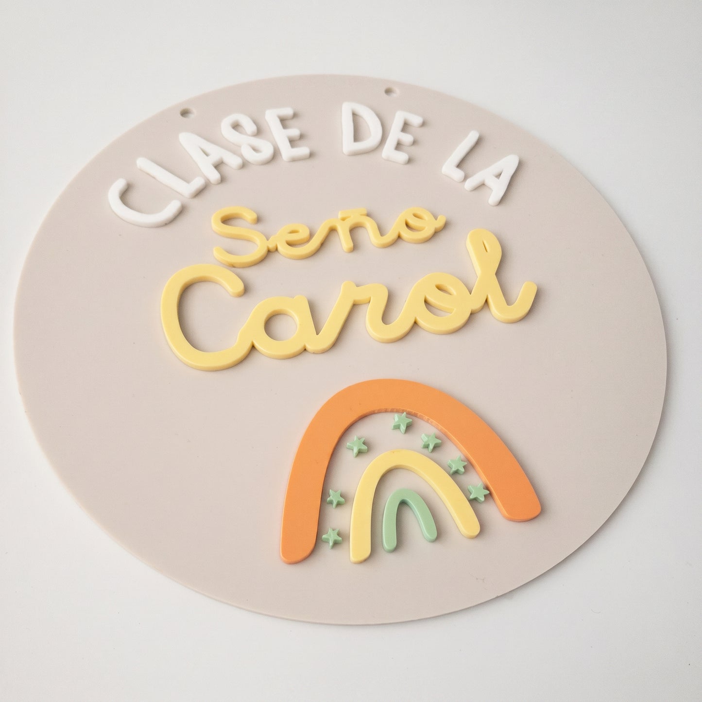 Cartel para Aula diseño Arco Iris - Nombre seño personalizado