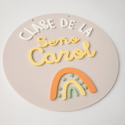 Cartel para Aula diseño Arco Iris - Nombre seño personalizado